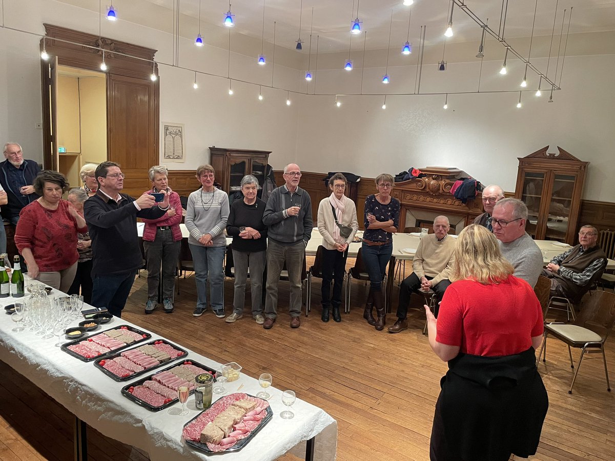 MichelCaillaud's tweet photo. Chaque année pour le marché de Noël @stsebsurloire une délégation d’amis allemands du comité de jumelage de Glinde y participe avec leurs bons produits (vin chaud…) Ce soir nous partageons un moment convivial avant leur départ. Danke shon ! https://t.co/hNHAp6f9Qw