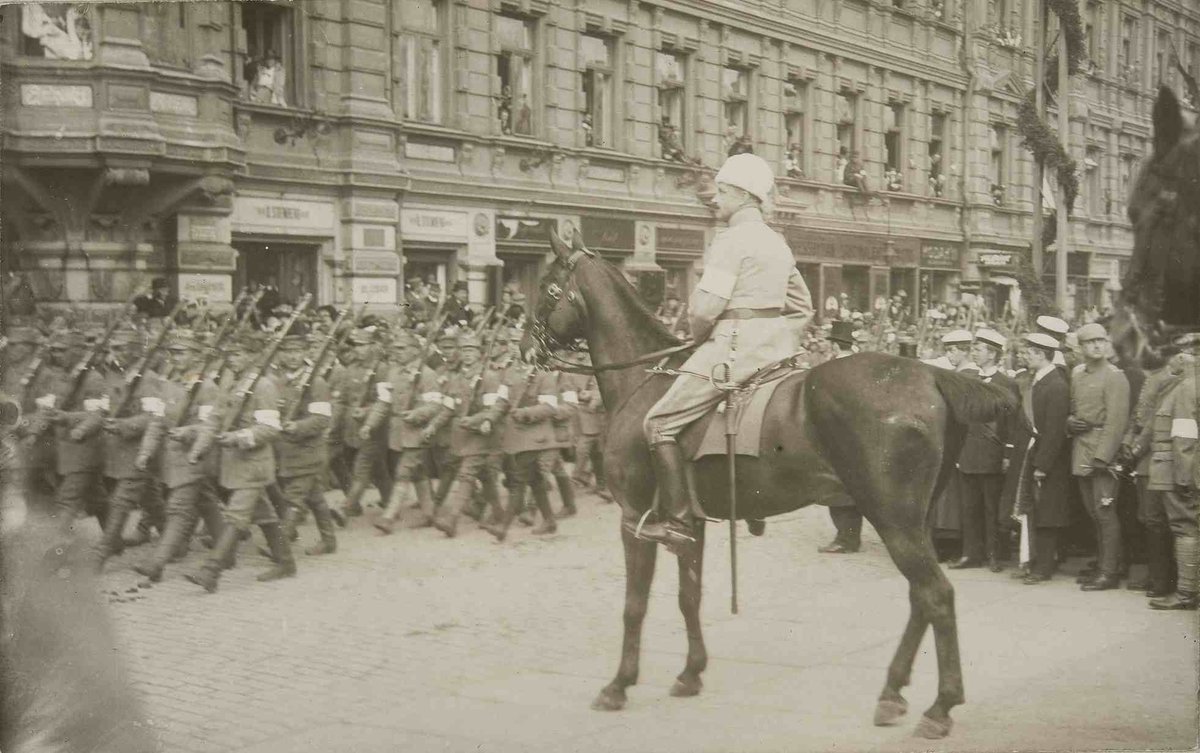 realJariLeino's tweet photo. Kenraali Mannerheim ottaa vastaan valkoisen armeijan voitonparaatin Helsingissä 16.5.1918 Suomen normalisoiduttua verisen punakapinan jälkeen.
#itsenäisyys #normalisoiminen #marssi
Vai mitä, @YannickLahti https://t.co/vJf1gsN3um