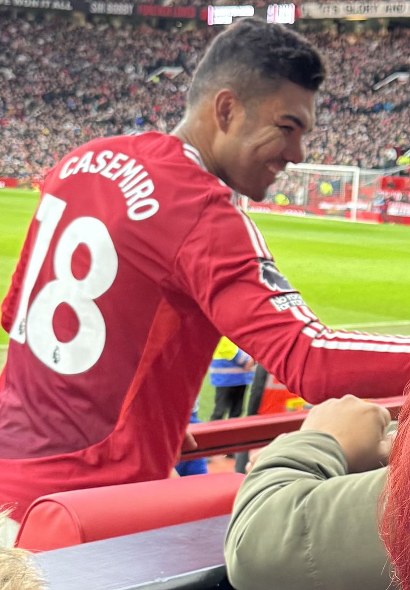 walker12000's tweet photo. Shaking a young child’s hand after he was substituted today v Everton.A perfect gentleman and a credit to the club ⁦⁦and his family @ManUtd⁩ ⁦@Casemiro⁩ ⁦@AndyMitten⁩ https://t.co/GiTVSBQB4S