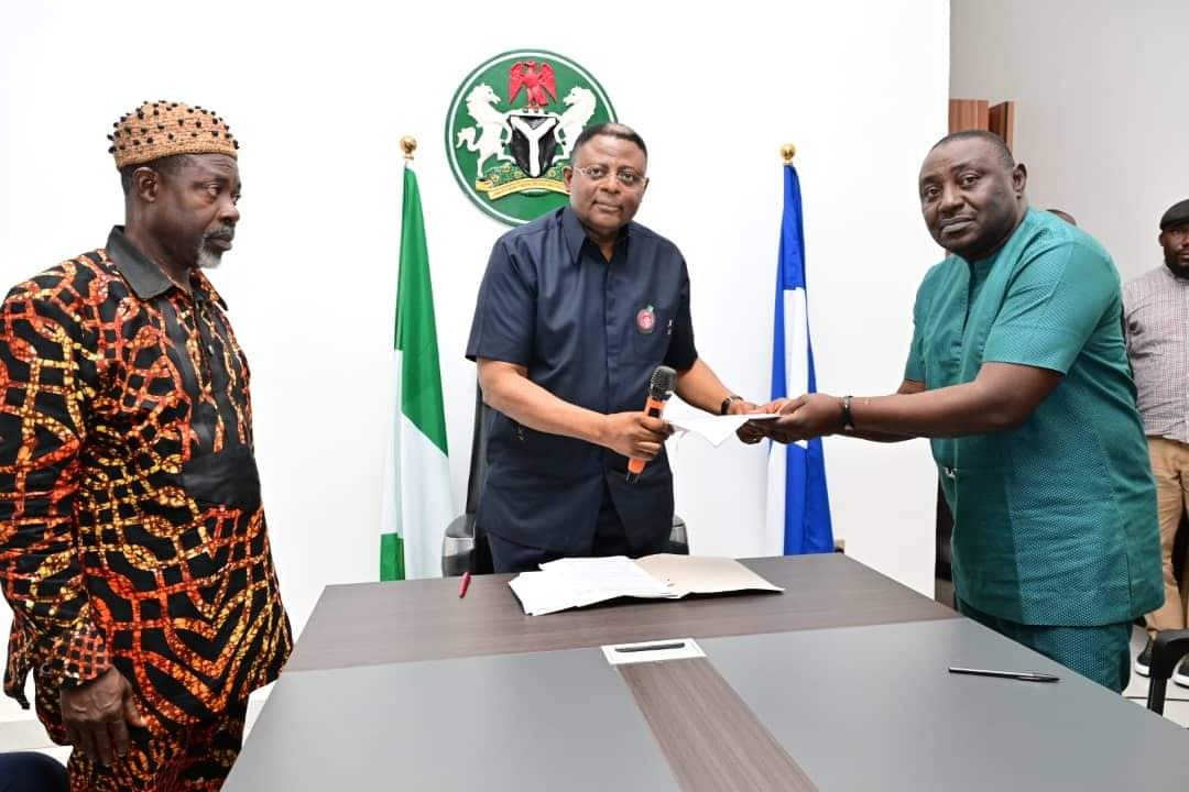 naijatoday_'s tweet photo. BREAKING NEWS: The Cross River State Government has reached an agreement with labor regarding the payment of a N70,000 national minimum wage, including consequential adjustments across all levels, effective December 1st. https://t.co/Y6xTYHa6ZW