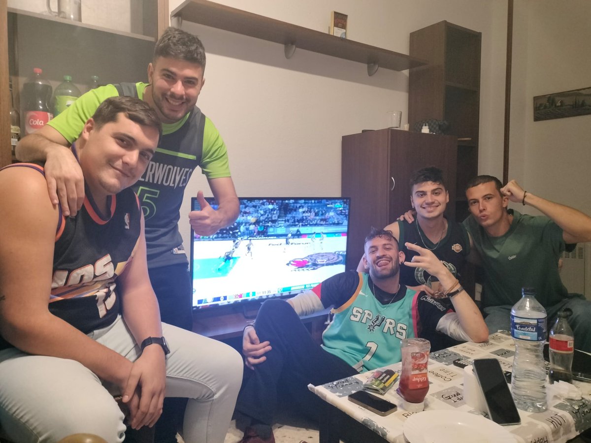alvarocana34's tweet photo. Otro domingo con nuestros padres.
#dormiresdecobardes #amanwithamission @MovistarNBA https://t.co/V9nbIfotG7