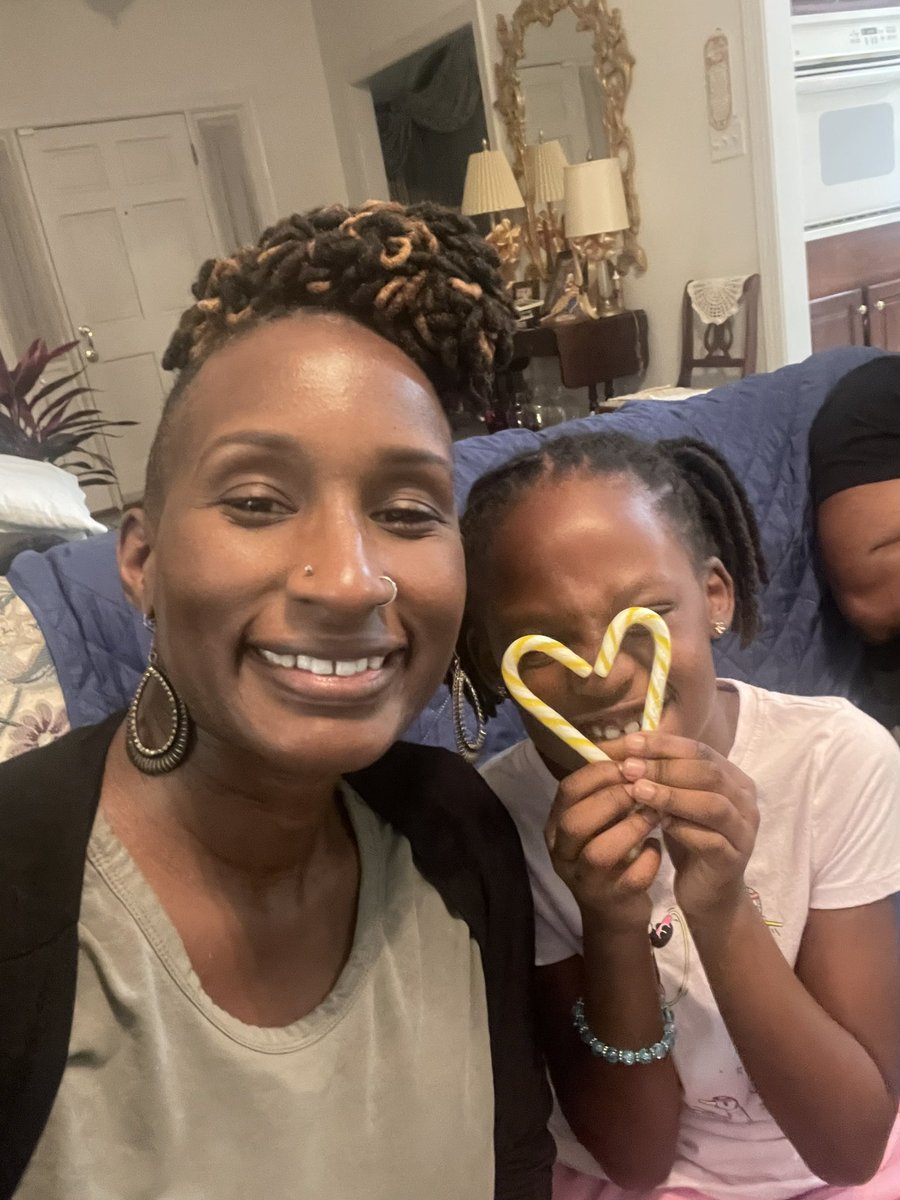Happy Sunday &amp; New Month!☀️ 
F is for FAMILY and I am SO Greatfull for mine🙏🏾 My youngest niece KayKay loves taking “usies” and adding her special touch🤪 Meanwhile, <a href="/KilgoreMusic/">Ryan Kilgore</a> lol❤️ #family #holidays #sunday 

🚨New Month! New Dates! Stay posted… BrookeAlfordViolin.com