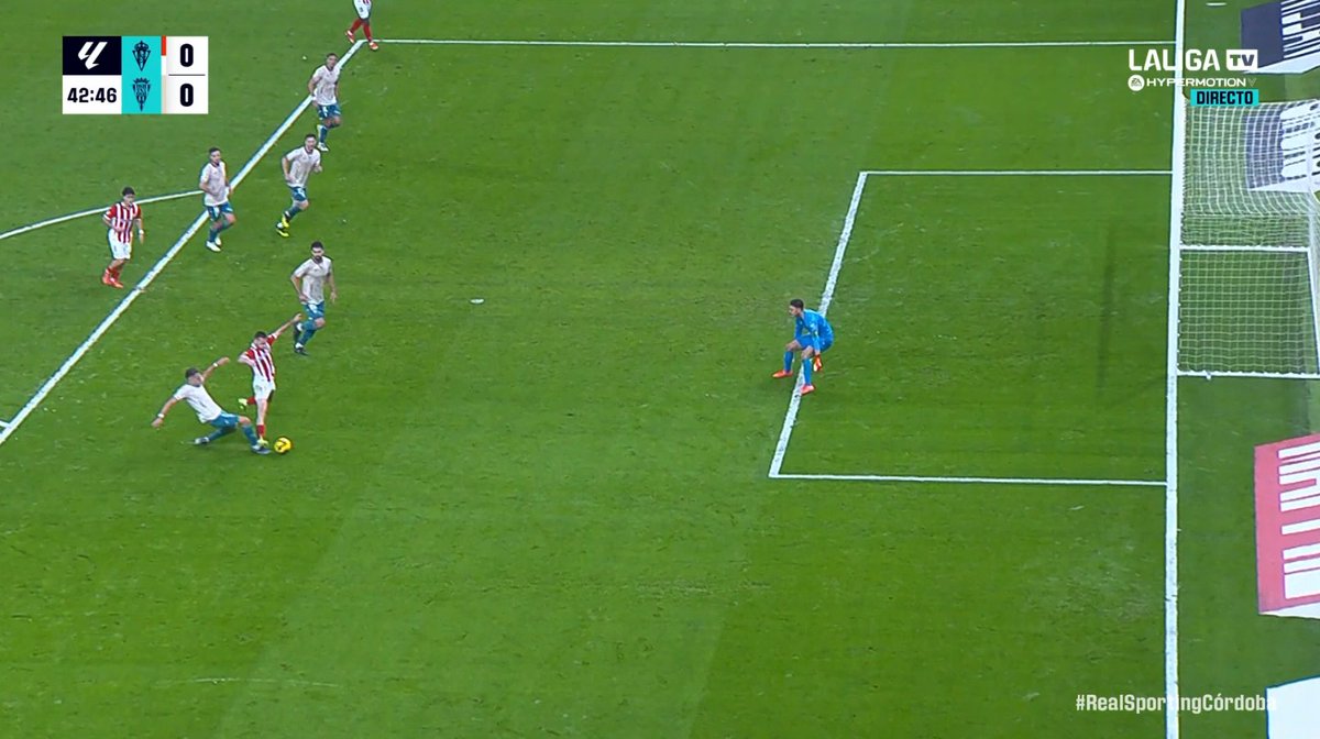ArchivoVAR's tweet photo. 🖥️💥 El VAR sigue de ridículo en ridículo en el fútbol español.

👉🏻 Dubasin, sin llegar al balón, pisa a Isma Ruiz y, tras ello, cae dentro del área.

❌ NO ES PENALTI.

▪️ No solo no es pena máxima, sino que se trata de una falta en ataque del delantero. https://t.co/62P1z1CQdX