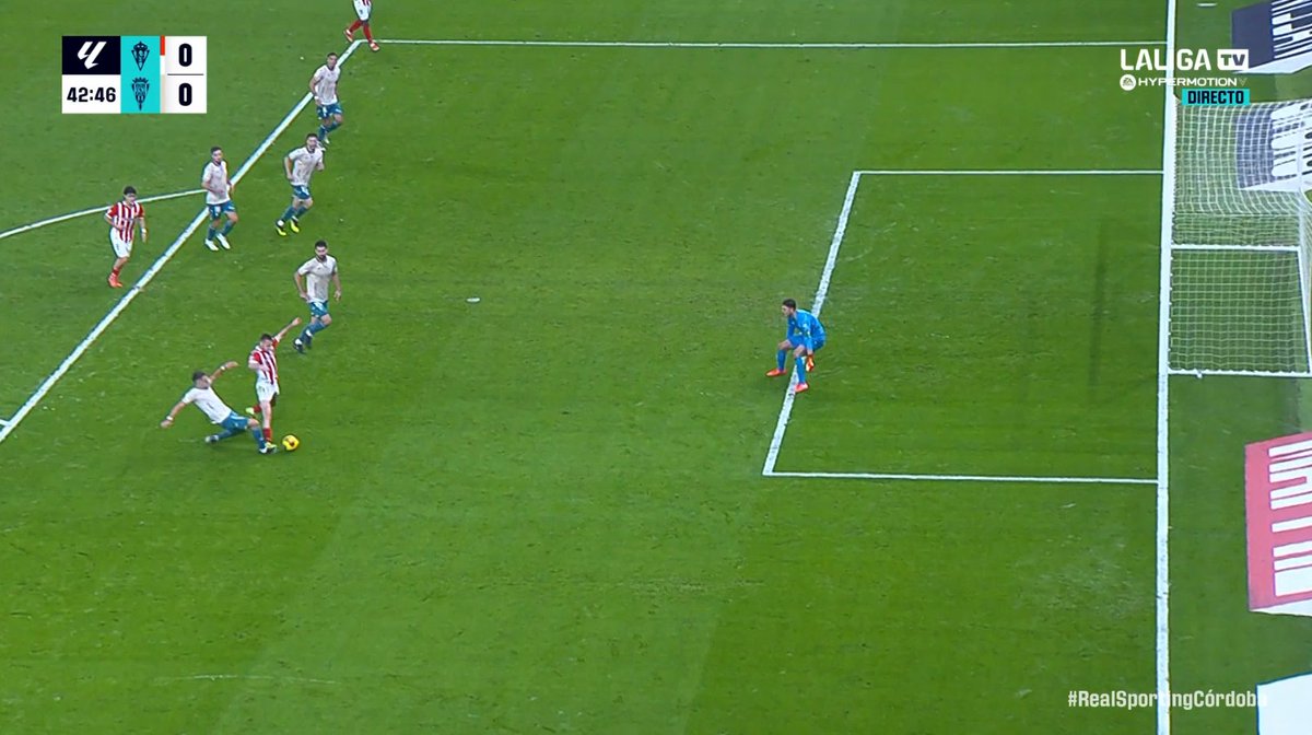 ArchivoVAR's tweet photo. 🖥️💥 El VAR sigue de ridículo en ridículo en el fútbol español.

👉🏻 Dubasin, sin llegar al balón, pisa a Isma Ruiz y, tras ello, cae dentro del área.

❌ NO ES PENALTI.

▪️ No solo no es pena máxima, sino que se trata de una falta en ataque del delantero. https://t.co/62P1z1CQdX