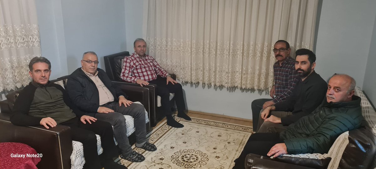 zonguldakobm's tweet photo. Bölge Müdürümüz Sayın Faruk Bayraktaroğlu dün görevi başında fiziksel  ve sözlü saldırıya uğrayan Orman Muhafaza Memuru Sezgin Deliacı' yı evinde ziyaret etti.

Bölge Müdürümüz Sayın Faruk Bayraktaroğlu ziyarette, "dün Bölge Müdürlüğümüze bağlı Devrek Orman İşletme Müdürlüğü Beldibi Orman İşletme Şefliğinde görev yapan OMM Sezgin Deliacı görevi esnasında fiziksel ve sözlü saldırıya uğradı. 

Canhıraş olay sonrasında kolluk kuvvetlerimiz ve adli makamlara iletişime geçerek, saldırganlar hakkında gereken işlemleri başlattık.

Biz büyük bir aileyiz. Bugün  ormancı kardeşimize yapılan bu menfur saldırı bizlere yapılmıştır.
Ormancımızın ve ailesinin  yanındayız ve yanlarında olmayada devam edeceğiz.

Saldırıyı yapanları şiddet ve nefretle kınıyoruz. Bu menfur olay bizleri ziyadesiyle kenetlemiştir. Şimdi her zamankinden daha fazla şevk ve azimle görevimizi en iyi şekilde yaparak gelecek nesillerin bizlere emaneti olan ormanları korumaya, herhangi bir usulsüzlüğe mahal vermeden görevimizi yerine getireceğiz" dedi.

Ziyarette Bölge Müdürümüz Sayın Bayraktaroğlu'na Bölge Müdür Yardımcımız Sayın Necmettin Aşçi, Devrek Orman İşletme Müdürü Hüseyin Beytekin ve personelimiz Şevki Günaydın eşlik etti.