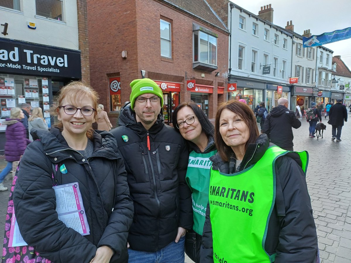 hullsamaritans's tweet photo. Many thanks to the wonderful shoppers in Beverley today for supporting our very wet carol singers #WeSing #HullSamaritans #116123 https://t.co/hVDvF0xT7q