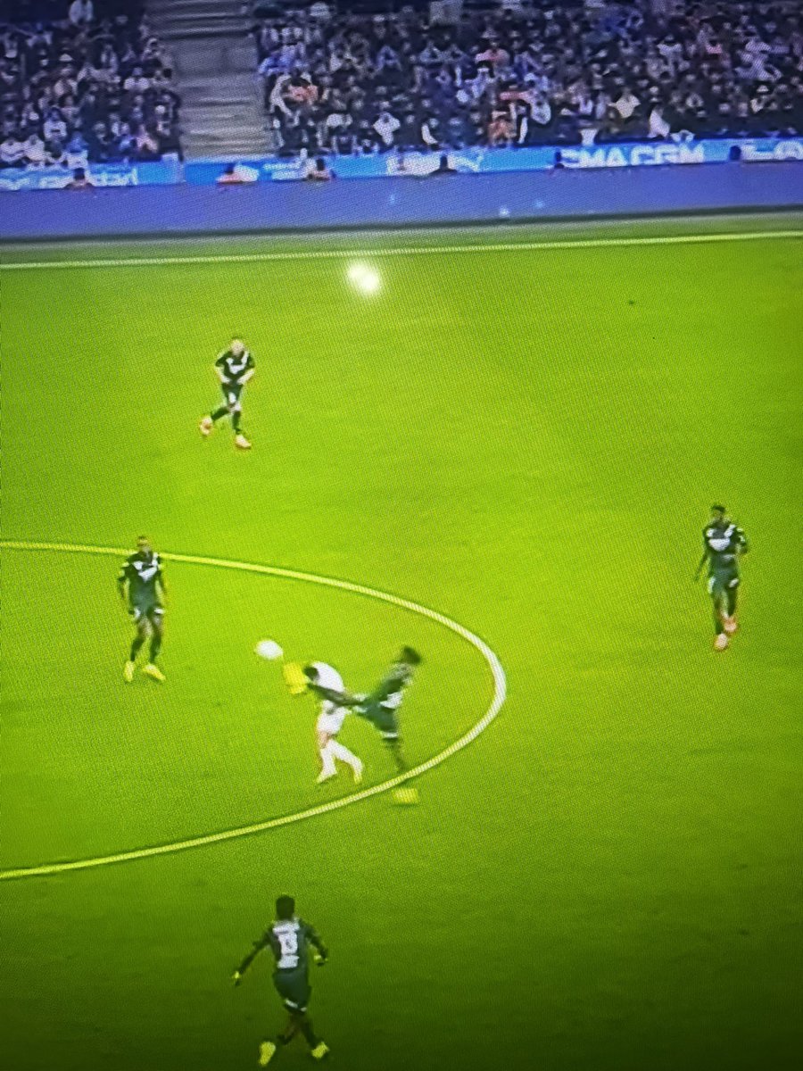 supermarseillai's tweet photo. Image 1 : faute + rouge 
Image 2 : faute zéro carton 

@LFPfr une response ? #TeamOM https://t.co/KQrV7kOvgT