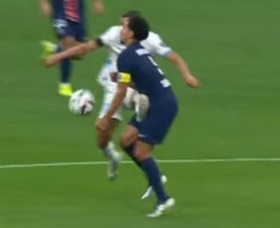 supermarseillai's tweet photo. Image 1 : faute + rouge 
Image 2 : faute zéro carton 

@LFPfr une response ? #TeamOM https://t.co/KQrV7kOvgT