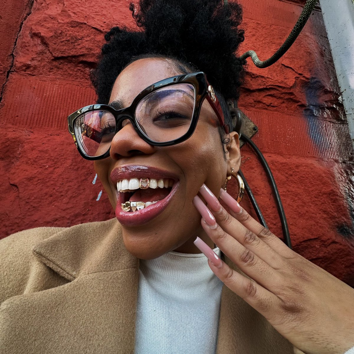 fineassfronts's tweet photo. come get your Grillz for me https://t.co/KnRCfWdkkG https://t.co/EhLhaJPNor