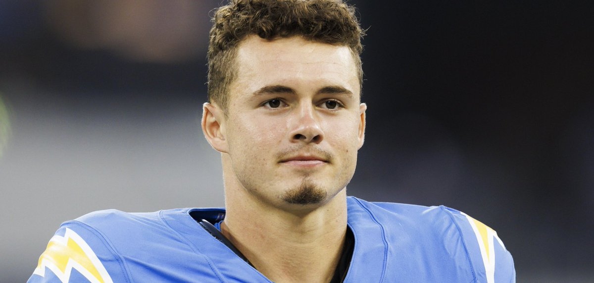 Ladd McConkey has been absolutely UNSTOPPABLE these last three weeks:

• 27 targets
• 21 receptions
• 323 receiving yards

McConkey is now at 815 receiving yards on the season and is well on pace to eclipse over 1,000.

The Chargers have themselves their WR1 🔥