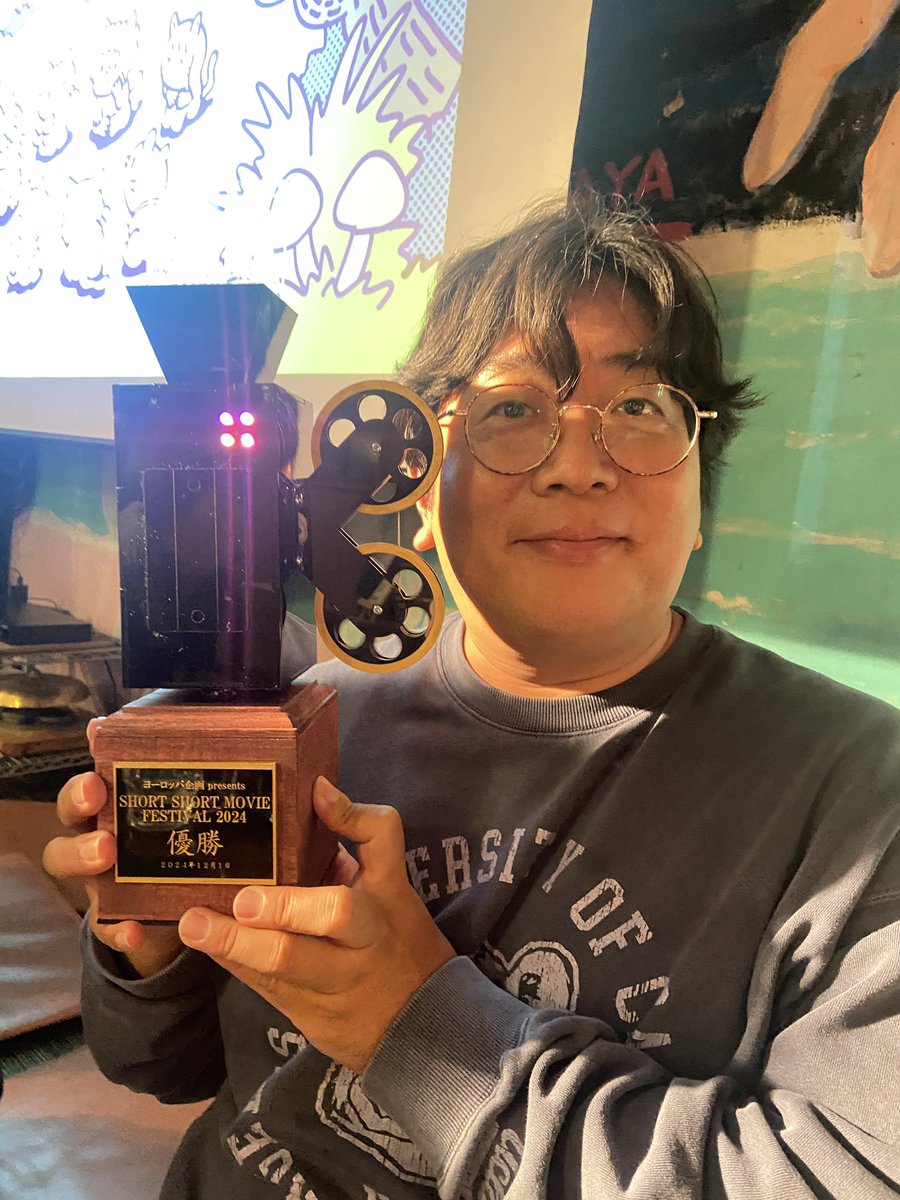 urasuwa's tweet image. SSMF2024
ありがとうございました!
優勝🏆いただきました!
めっちゃ嬉しいです。
文章題ムービー
「友だちのあきらさん」
出演
ようたろう
岡田義徳
川面千晶
土佐和成
諏訪雅
永野宗典