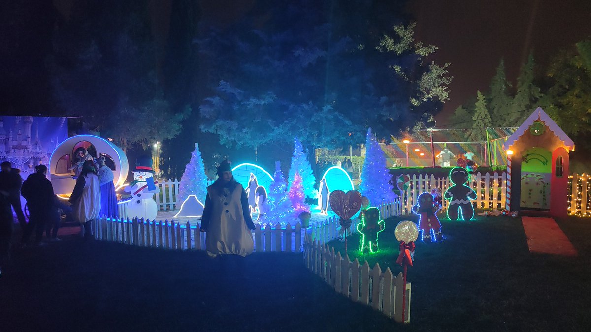 JosepRoca18's tweet photo. Inauguración del extraordinario Parque de Navidad del barrio del Secano.
La implicación de los vecinos ha hecho posible un año más que sea de visita obligada para todos los ilerdenses.
#ConNuestrasTradiciones
#CuidaLoTuyo https://t.co/iB751NwAUD