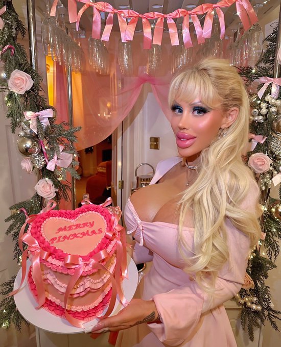 Happy bday to me & happy pinkmas ?? 

70% sale on my vip to celebrate ! 
➡️ https://t.co/CT9Je8KP0J https://t