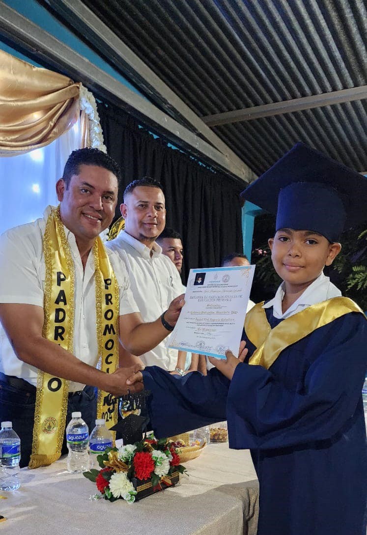 BancadaLibre's tweet photo. El diputado #FelipePonce, tuvo el honor de ser padrino de graduación de las alumnas y los alumnos de la Escuela “SUTRAFSCO” en el departamento de Yoro, destacando su compromiso con la educación y su apoyo a las nuevas generaciones que hoy celebran este importante logro académico, fruto de su esfuerzo y dedicación.