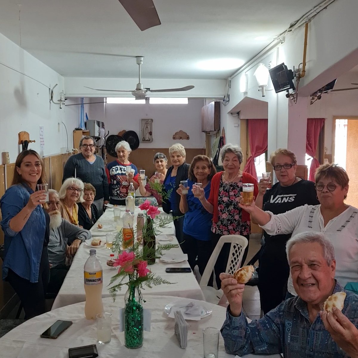 MicaelaNavill's tweet photo. Hoy compartimos un almuerzo junto a las jubiladas y jubilados del Centro "Fuerza y Voluntad".

Agradecemos a la presidenta Alejandra y a Alberto por la invitación y por permitirnos disfrutar de este hermoso domingo con nuestros mayores. https://t.co/8yyLkWcK1X