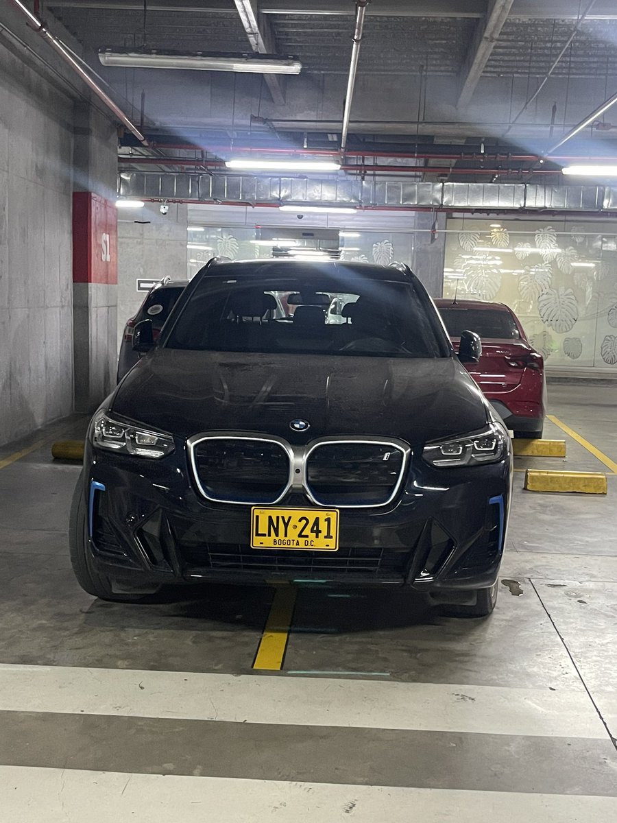 nacp_92's tweet photo. El dueño de este carro define perfectamente gran parte de la población Colombiana. Hacen lo que se les da la gana, pasan por encima de la gente, son egoístas y de paso se las dan de “abejas”. Ese cuento de la malicia indígena es lo peor que nos ha podido pasar como sociedad. https://t.co/RBeeqtZaOX