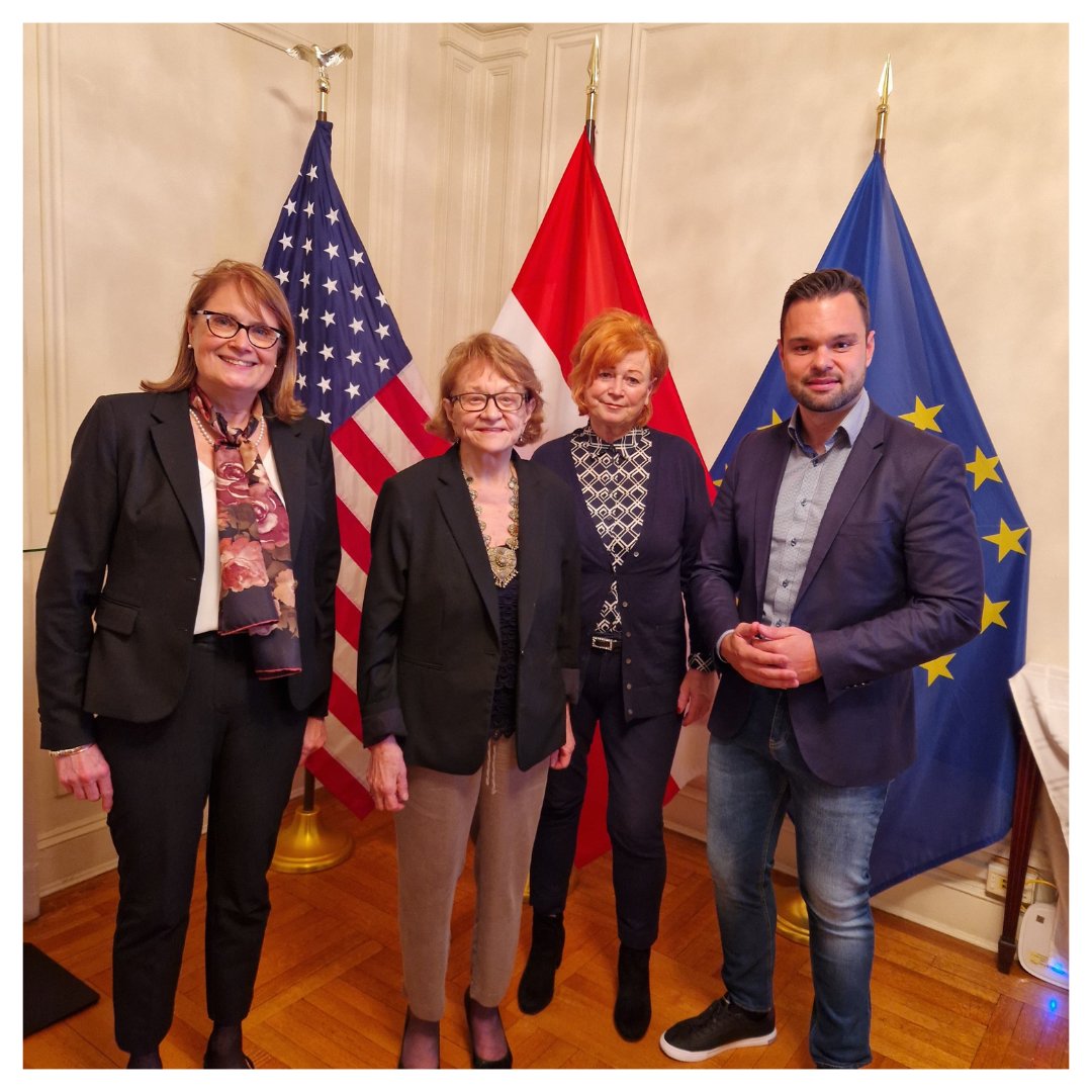 StiftungVerbund's tweet photo. #StiftungVerbundenheit bei der German Language School Conference in New York
Seit 2023 kooperiert die Stiftung Verbundenheit mit der #GermanLanguageSchool Conference (#GLSC), die in den USA mehr als 40 deutsche Sprachschulen repräsentiert. Anfang 2024 wurde zwischen der Stiftung Verbundenheit und der GLSC eine strategische Kooperationsvereinbarung unterzeichnet. Bei der diesjährigen Jahreskonferenz der GLSC in New York war der stv. Geschäftsführer Dr. Marco Just Quiles in Repräsentation der Stiftung Verbundenheit zu Gast. In der Deutschen Schule in Brooklyn kamen Vertreterinnen und Vertreter der deutschen Sprachschulen aus verschiedenen Teilen der USA zusammen. Zudem kam es zu einem Austausch mit anwesenden Repräsentanten deutsch-amerikanischer Kulturvereine. Die Stiftung Verbundenheit und die GLSC beabsichtigen im kommenden Jahr ein erstes Forschungsprojekt in den USA zu starten, um die Situation der GLSC-Schulen und der deutsch-amerikanischen Kulturvereine zu erfassen sowie Handlungsempfehlungen für eine systematische Zusammenarbeit zu generieren.
https://t.co/xy0kbgHJKe