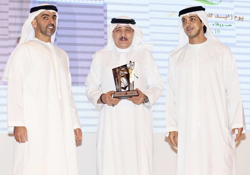 الثاني من ديسمبر #اليوم_الوطني_الإماراتي ـ تاريخ يسكن ذاكرتي مرتبطاً بواحدة من محطاتي الـ11 في الإعلام، يوم صدور العدد الأول من صحيفة الرؤية الإماراتية التي رأست تحريرها لنحو  7 أعوام، يومها شرفني سمو الشيخ منصور بن زايد بكلمات خطها يراعه على الصفحة الأولى
كل عام و #الإمارات بخير