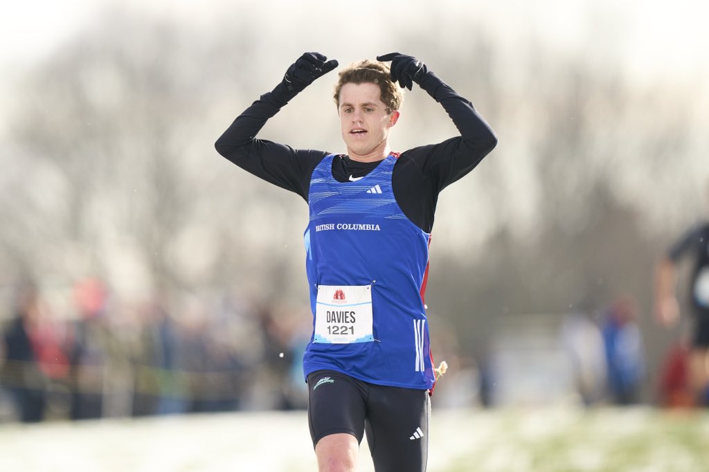 AthleticsCanada's tweet photo. Andrew Davies crowns himself the new king of Canadian Cross Country! 👑

The 24-year-old law student won the 🇨🇦 title in the Senior Men’s 10Km Cross Country Race with a time of 30:38.3 😮‍💨

📸: @Mundosportimg https://t.co/APxvyO1nCT