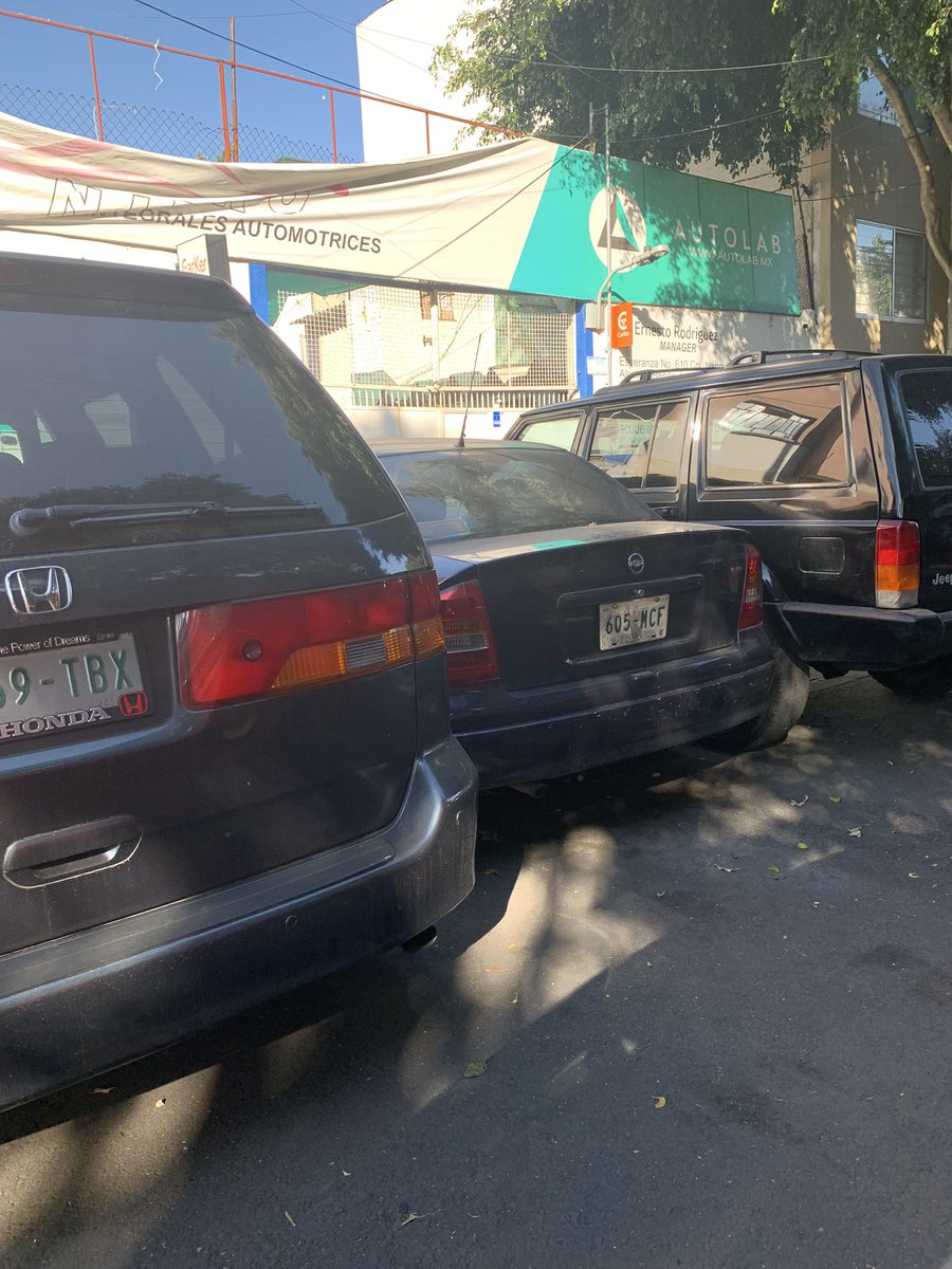 MejorandoCDMX's tweet photo. @UCS_GCDMX Esperanza 610 en Narvarte Poniente coches en banqueta https://t.co/0cXDkiSMsl