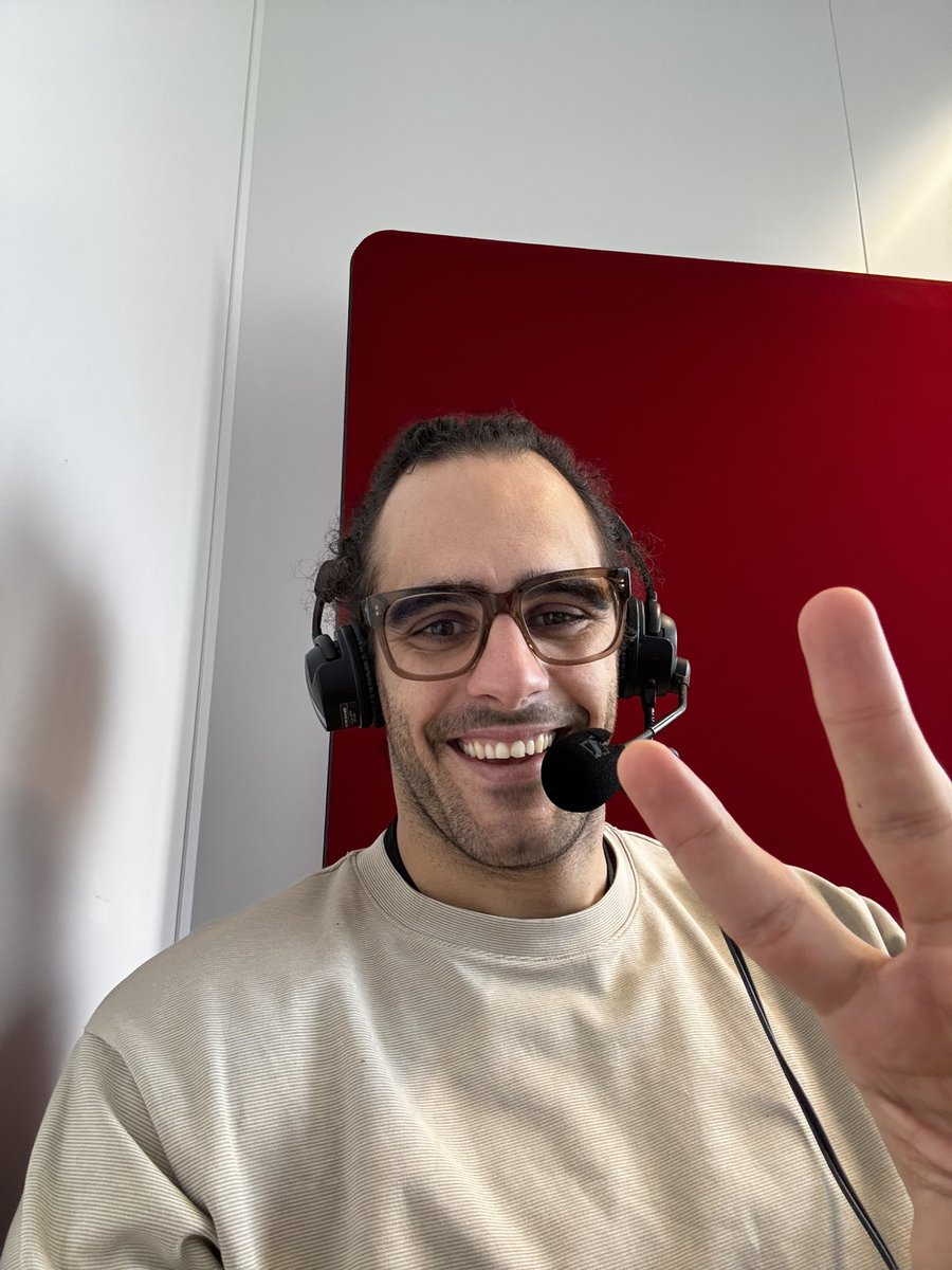 Première expérience comme consultant télé ce week-end lors du <a href="/Dubai7s/">Emirates Dubai 7s</a> pour <a href="/lachainelequipe/">la chaine L'Équipe</a> 🎙️

Mon ambition était de décrypter le jeu et mettre en avant la singularité des joueurs et joueuses ⭐️

L’avenir est prometteur pour nos équipes de <a href="/FranceRugby/">France Rugby</a> 💙