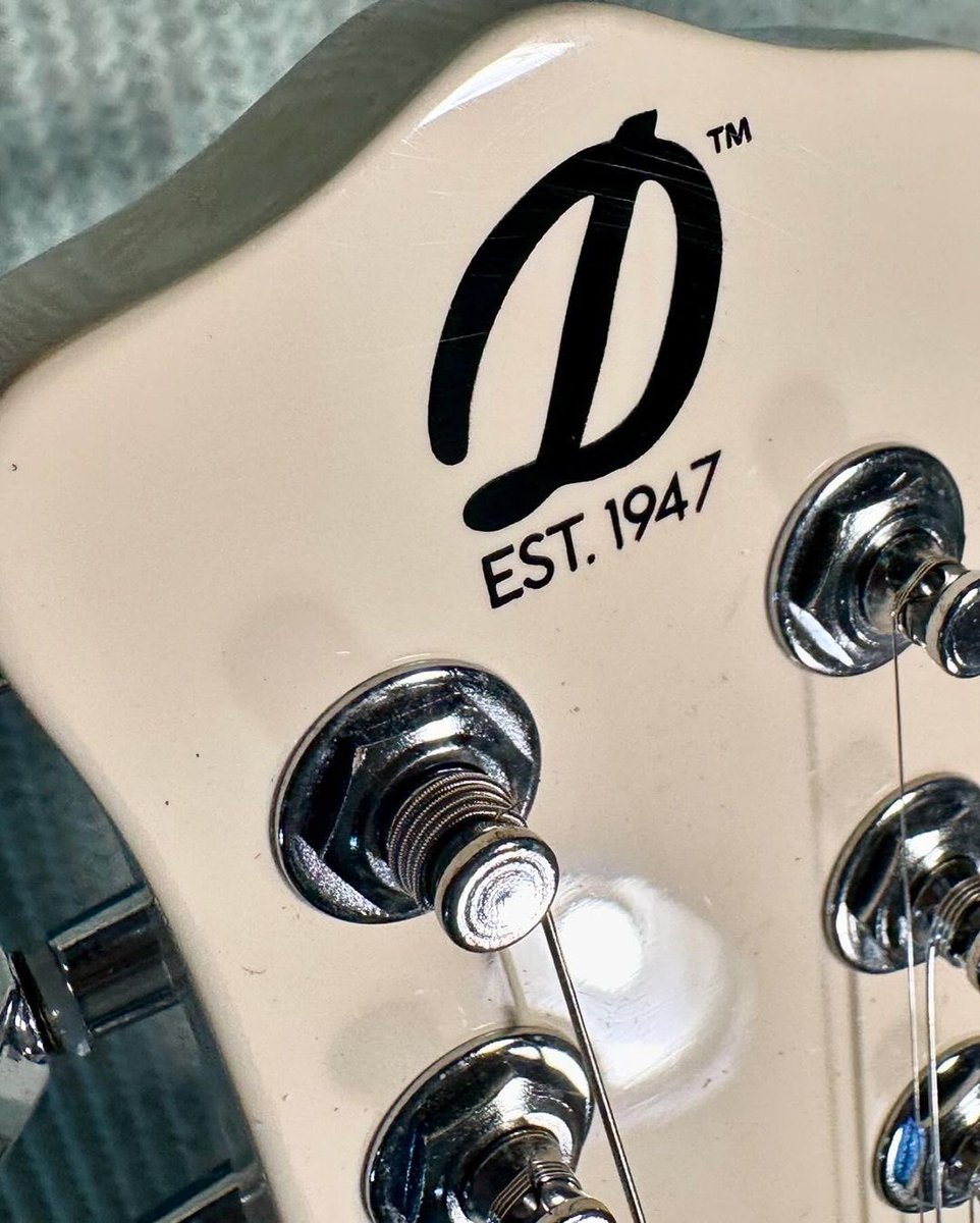 DanelectroUSA's tweet photo. #WelcomeToTheJangle 🤍🔥 Chad Winn - The Danelectro 59x12 is a jangly box of strings and funky magnets, making for a very playable and diverse electric 12.
https://t.co/t6x7VxZUOC https://t.co/xp5eJe2jJ3