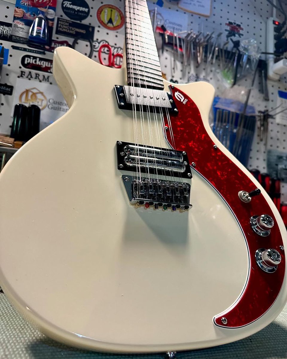 DanelectroUSA's tweet photo. #WelcomeToTheJangle 🤍🔥 Chad Winn - The Danelectro 59x12 is a jangly box of strings and funky magnets, making for a very playable and diverse electric 12.
https://t.co/t6x7VxZUOC https://t.co/xp5eJe2jJ3