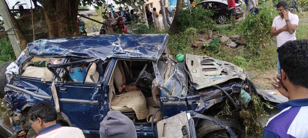 sonalgoelias's tweet photo. Deeply saddened by the tragic loss of the 2023 batch IPS probationary Officer Harsh Bardhan in a road accident near Hassan , Karnataka 🙏🏻

A native of Dosar village in Madhya Pradesh’s Singrauli district, Harsh Bardhan had recently completed his four-week training at the Karnataka Police Academy (KPA) in Mysuru and was en route to take up his first posting as the Assistant Superintendent of Police, Hassan. 

A young, promising life lost too soon 🙏🏻

Deepest condolences to the family for bearing the grave loss which is irreparable. 
May the departed pious soul be blessed. 
Om Shanti 🙏🏻🙏🏻