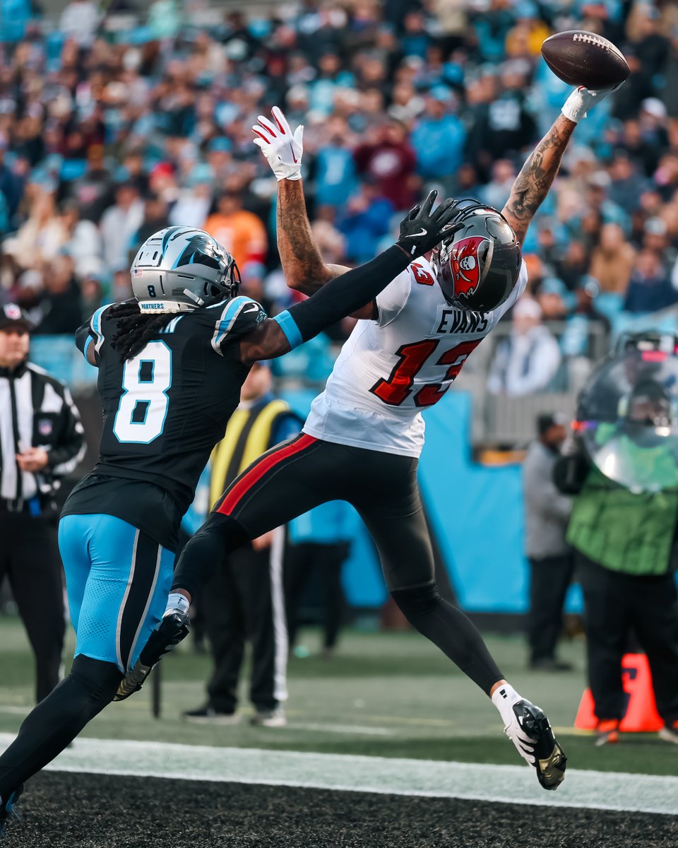 Buccaneers's tweet photo. OH MY MIKE EVANS https://t.co/agtTLZN7UL