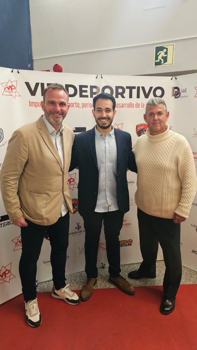 madridpanthers's tweet photo. Con @PacoDiezRFFM en la gala @VIP_Deportivo El premio al Impulso y Desarrollo del fútbol femenino lo ha entregado @madridpanthers a las jugadoras del @MadridCFF 
Y luego ha recibido también @madridpanthers reconocimiento por la formación de jóvenes futbolistas GRACIAS A TOD@S https://t.co/PYo8NGYIBy