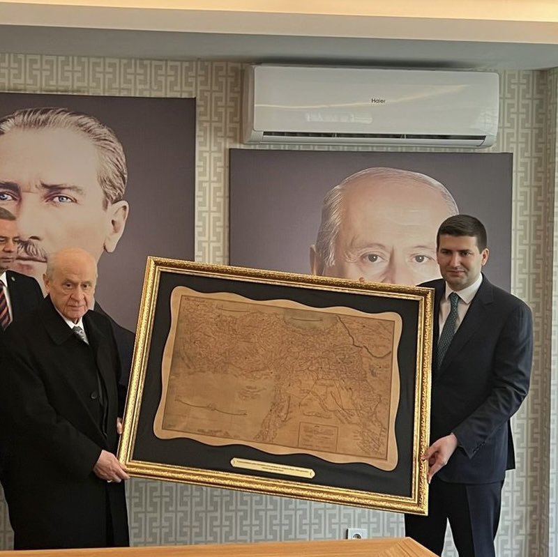 kampusten_haber's tweet photo. Halep Kalesine 100 yıl sonra tekrar şanlı Türk Bayrağımızın asılmasının ardından, 2022 yılında Ülkü Ocakları Genel Başkanı Ahmet Yiğit Yıldırım tarafından MHP lideri Devlet Bahçeli’ye takdim edilen Misak-ı Milli Haritası sosyal medyanın gündemine oturdu.

#halep https://t.co/SbUaNd9RCs