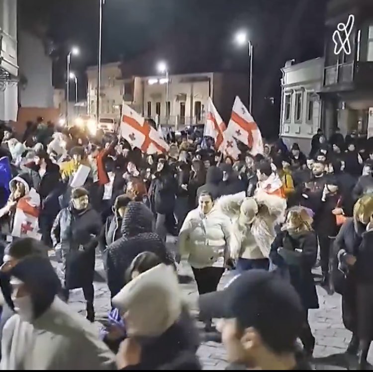 Les manifestations s’étendent à travers le pays, comme à Gori (photo) la ville natale de Staline #GeorgiaProtests