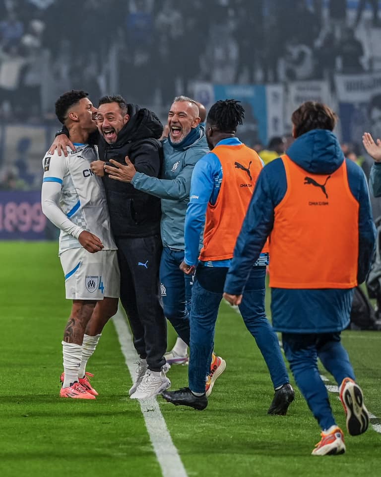 TeamOM_Officiel's tweet photo. 🔹 𝑽𝑰𝑪𝑻𝑶𝑰𝑹𝑬 des Olympiens qui prennent la 2e place aux Monégasques !!! 🔥

• L'essentiel est fait : l'Olympique retrouve le succès à l'Orange Vélodrome, un gros boost de confiance pour tout le monde !!!

𝐎𝐌 2️⃣-1️⃣ Monaco
⚽ Luís Henrique, MG (sp)

#OMASM | #TeamOM 🔵⚪️ https://t.co/02y5YlSmtS