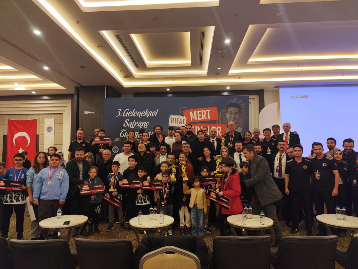 3. Geleneksel Rıfat Mert Akpınar Anı Satranç Turnuvası 27 ilden 400 sporcuyla Ramada Otelde tamamlandı.
Dereceye giren sporcularımıza madalyalarını Sn. Akpınar Ailemiz ve Gençlik ve Spor İl Müdürü Vekilimiz Sn. Bilal Yavaş  takdim ettiler.
 <a href="/fethiapaydin/">Fethi Apaydın</a> <a href="/TurkishChess/">Türkiye Satranç Federasyonu</a>