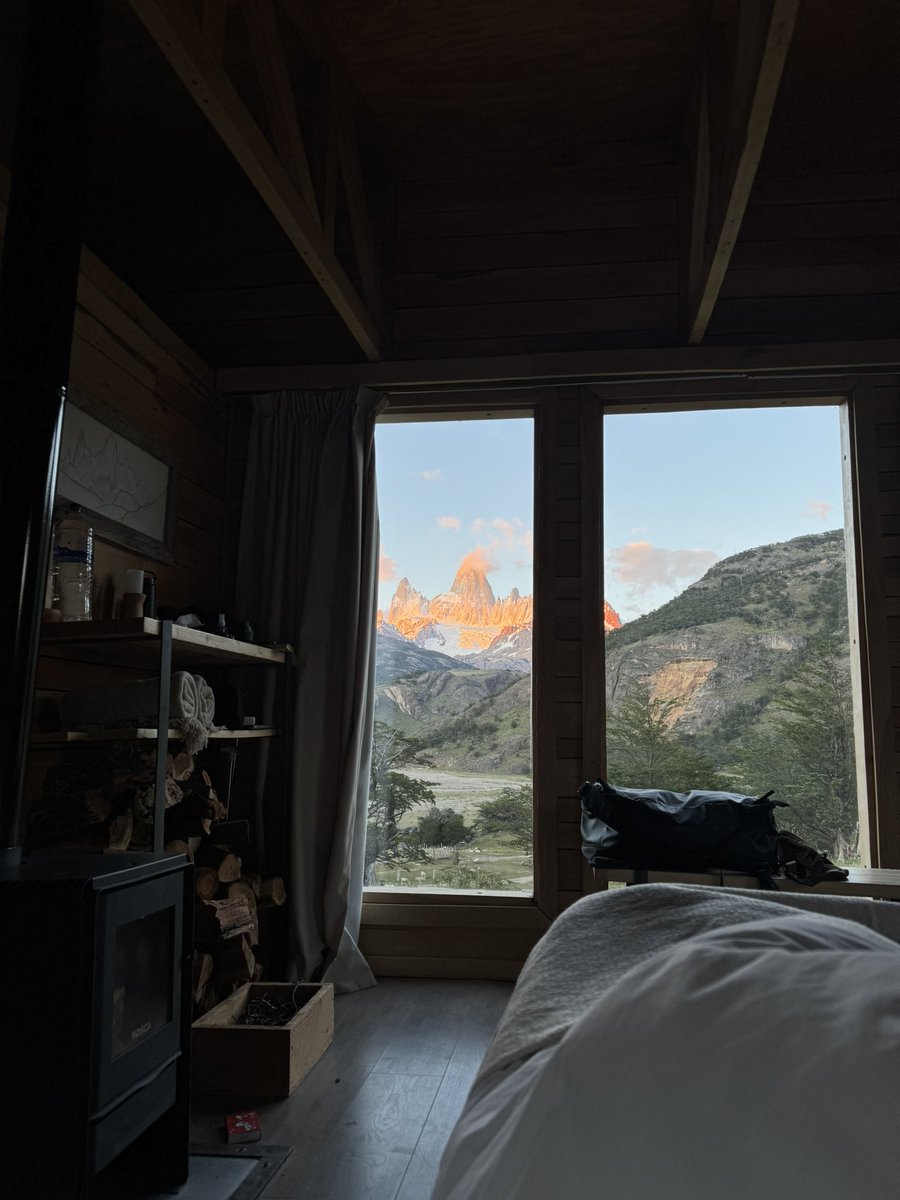 SimonRamosMe's tweet photo. Día 2. 

Nos despertamos 6am con tremenda vista a un Cerro Fitz Roy anaranjado.
Desayuno y Trekking 18km. No llegamos a la laguna de los 3 pero disfrutamos de tremendas vistas. https://t.co/4cSIS8BVbO
