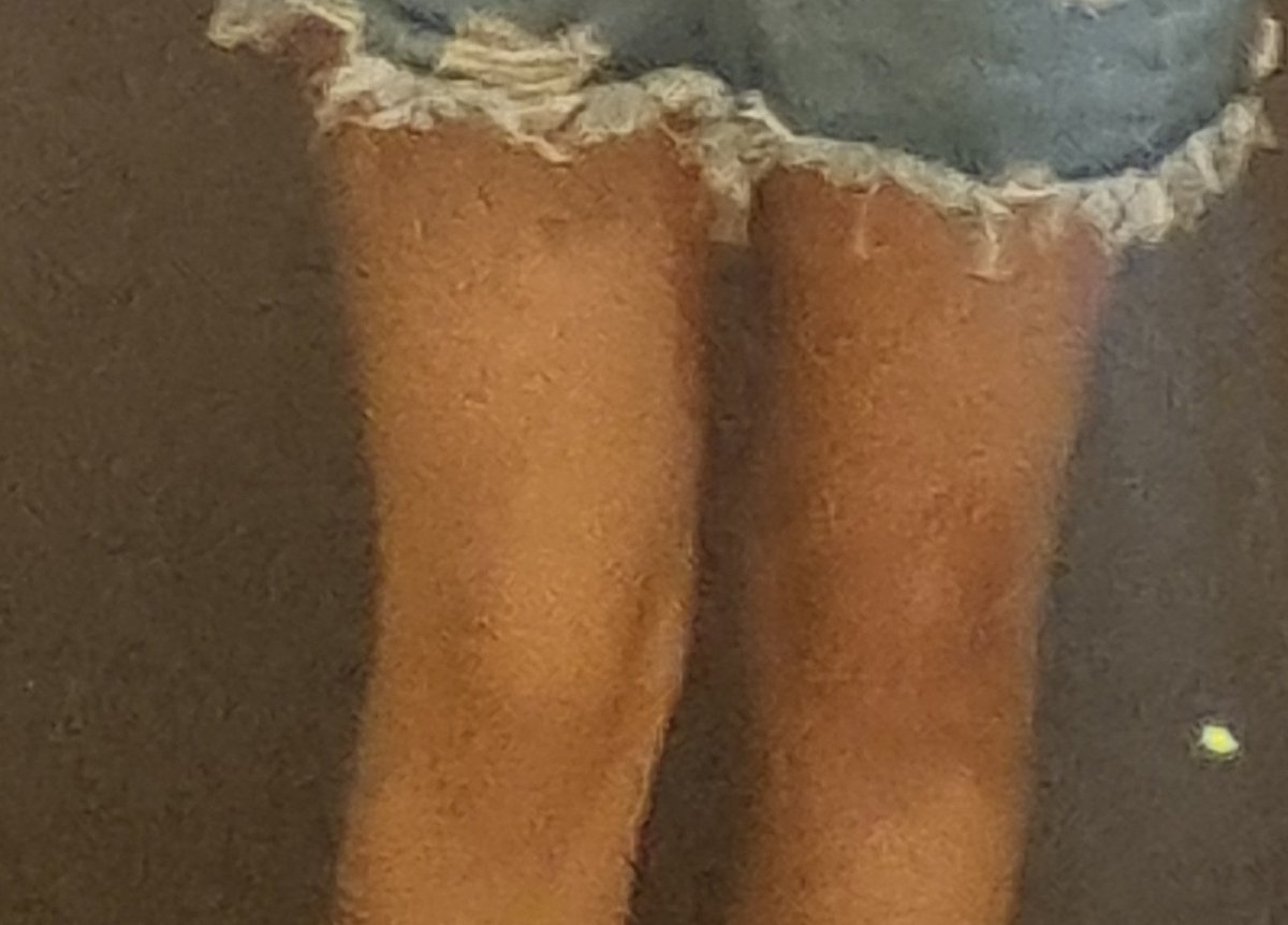 mias perna no fundo do video que minha amiga gravou . ? 😦
