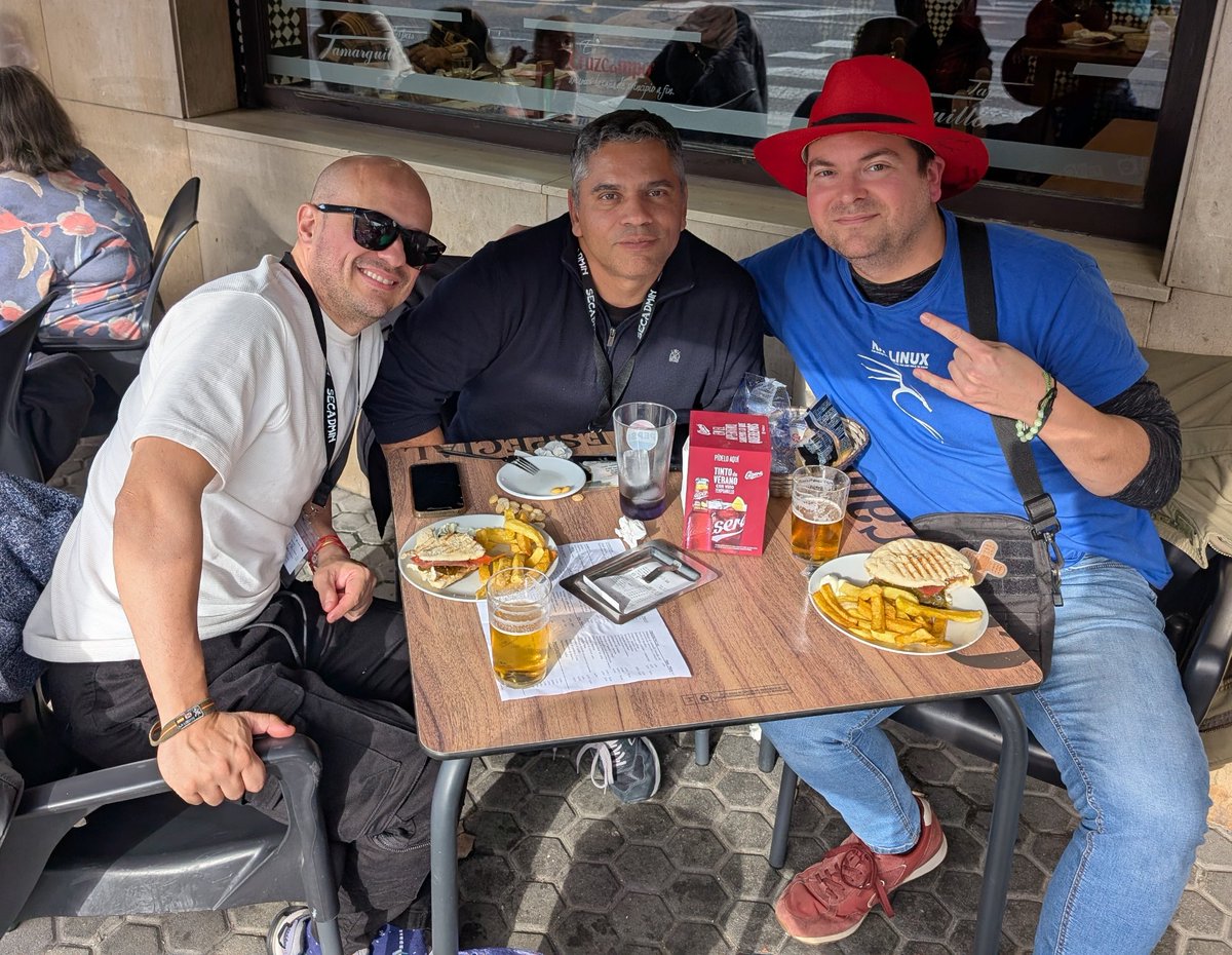 GerardFuguet's tweet image. Primera CON a la que asisto para la firma de mi nuevo libro y el trato recibido ha sido inmejorable!!! Con el gran @AdrianDolbuck Tr0sky fundador de #secadmin y Javi, cofundador
Gracias a tod@s por todo!🤗
#BeGoodBeHackers #secadmin2024