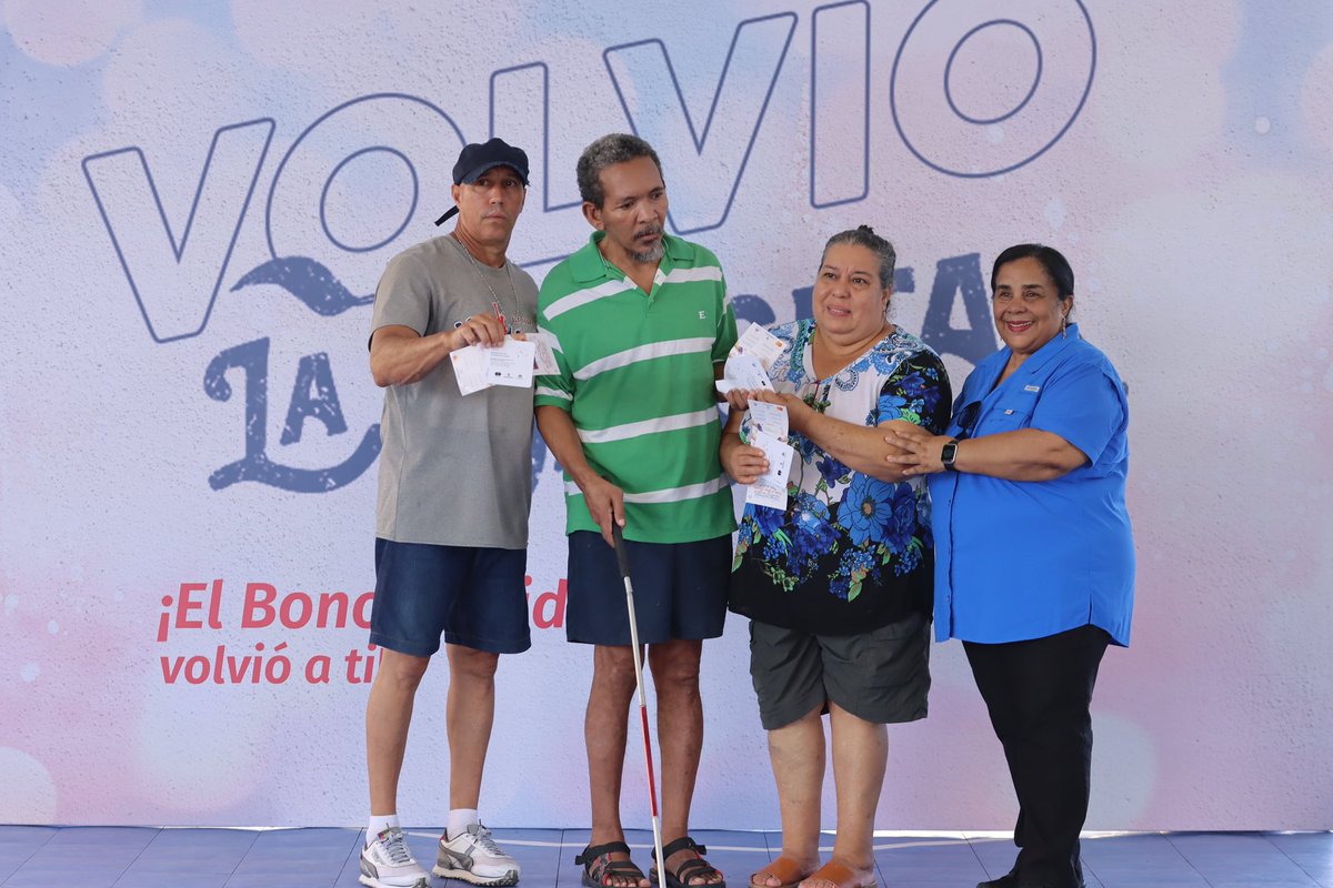 La entrega de los Bonos Navideños por parte de las instituciones que conforman el Gabinete de Políticas Sociales y @SuperateRDo está marcando un antes y un después en la historia de la ayuda social. ¡Felicidades <a href="/GloriaReyesG/">Gloria Reyes</a>! Hoy estoy viendo un proceso organizado, respetuoso y