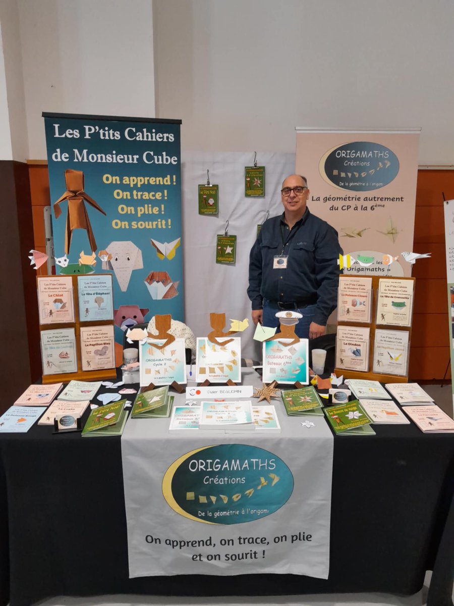 ORIGAMATHS's tweet photo. Les origamaths de Noël ont fait leur apparition aux côtés des P'tits Cahiers de Monsieur Cube lors du salon du livre d'Aubenas (07) ce week-end. 
Ils vous donnent rendez-vous à Cadolive (13) le 15 Décembre et à Grasse (06) les 21 et 22 Décembre !
https://t.co/ftb7uFG240 https://t.co/Rig0FL3MFR