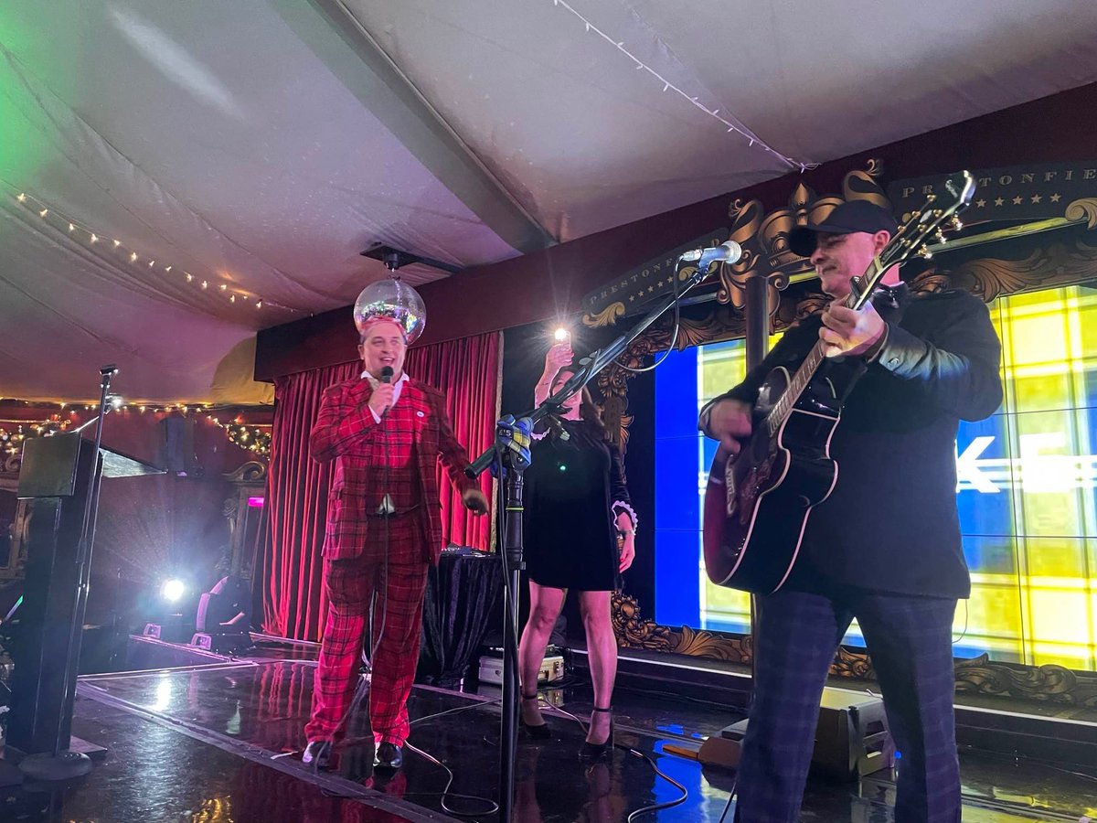 THANK YOU to <a href="/BleekerOfficial/">Bleeker</a> for making a wee lad's dream come true...

At the @MNDoddie dinner, I got to pretend I was <a href="/NoelGallagher/">Noel Gallagher</a> &amp; sing WONDERWALL. I absolutely ❤️ it.

It was an incredible night, raising funds &amp; awareness of MND.

We keep going.

Happiness is Egg Shaped