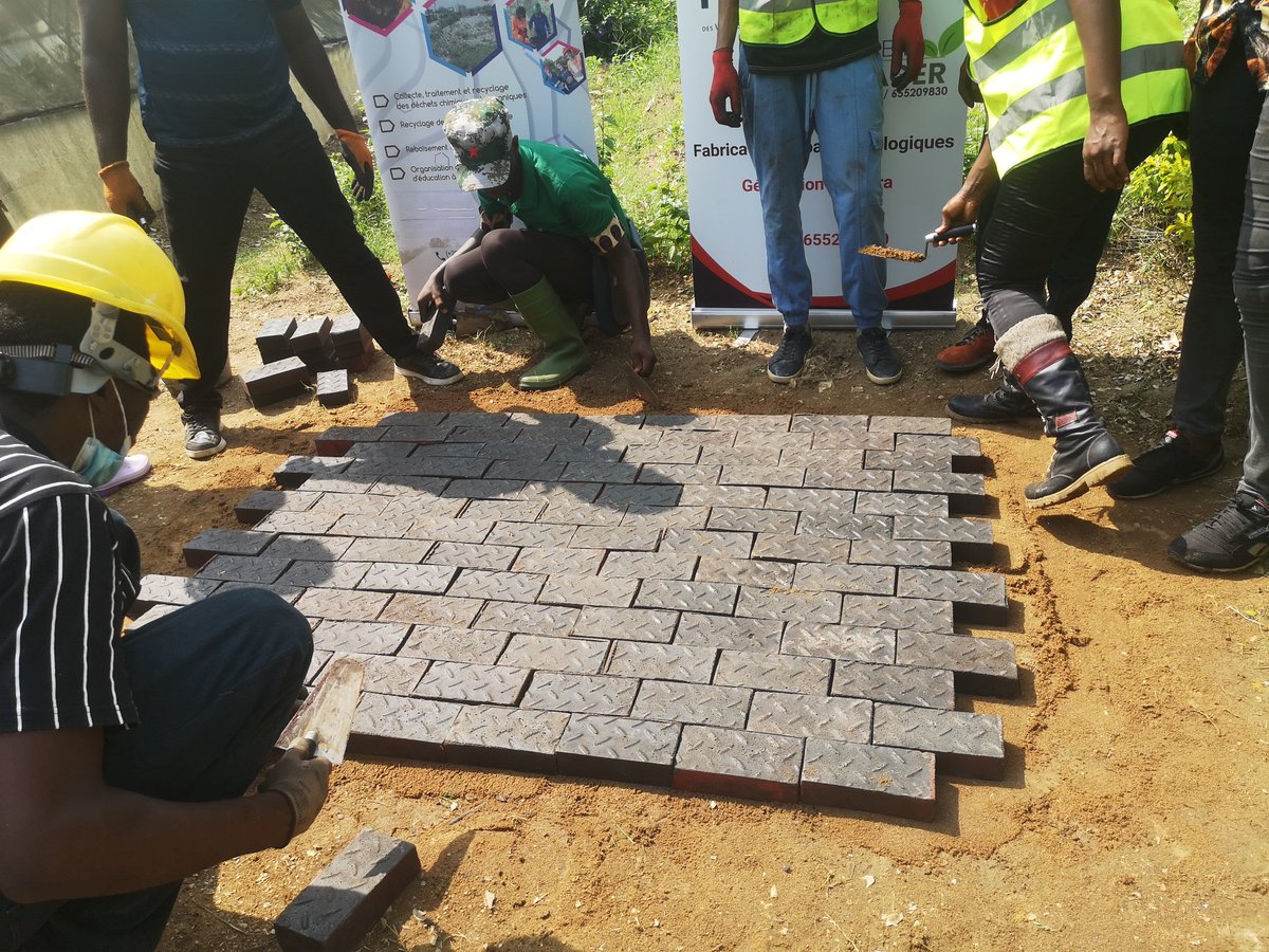 PierrePlastic's tweet photo. A travers nos actions de formation et la création d'emploi pour la promotion de développement durable et la protection de l'environnement par le recyclage des déchets plastiques en matériaux de construction, nous mettons un accent particulier sur l'aspect genre https://t.co/JlUvehTfSh