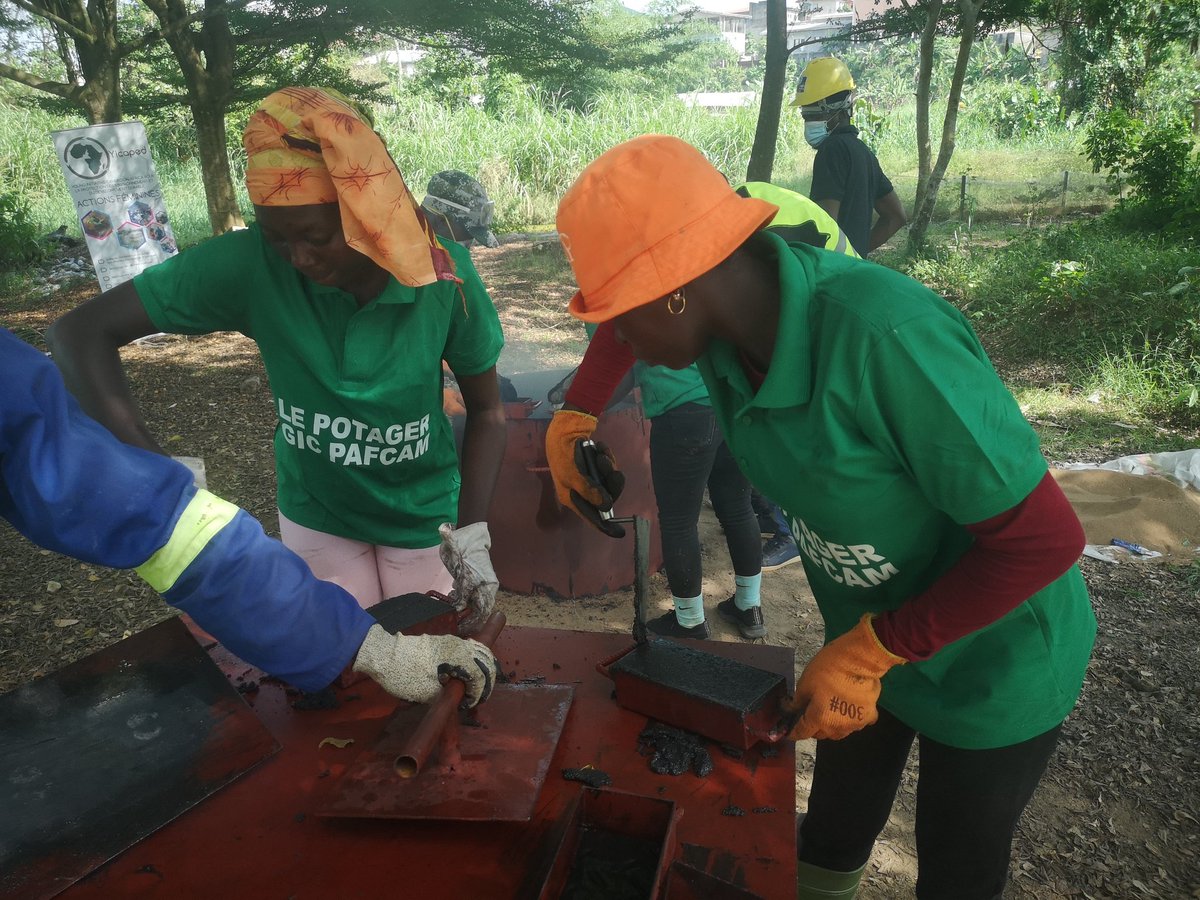 PierrePlastic's tweet photo. A travers nos actions de formation et la création d'emploi pour la promotion de développement durable et la protection de l'environnement par le recyclage des déchets plastiques en matériaux de construction, nous mettons un accent particulier sur l'aspect genre https://t.co/JlUvehTfSh