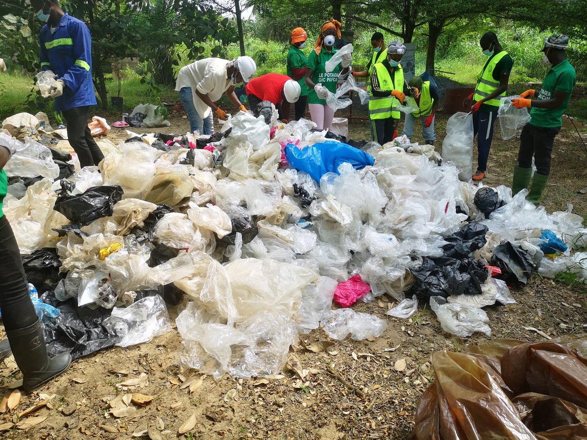 PierrePlastic's tweet photo. A travers nos actions de formation et la création d'emploi pour la promotion de développement durable et la protection de l'environnement par le recyclage des déchets plastiques en matériaux de construction, nous mettons un accent particulier sur l'aspect genre https://t.co/JlUvehTfSh