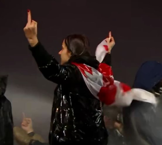 Neshavuc's tweet photo. Gruzini ΕΎele s Evropom, ne sa Rusijom.
Levo: devojka pozdravlja policiju.
Desno: Molotovljev koktel pozdravlja policiju.
#GeorgiaProtests
#SupportGeorgia https://t.co/PVW1b2rWhr