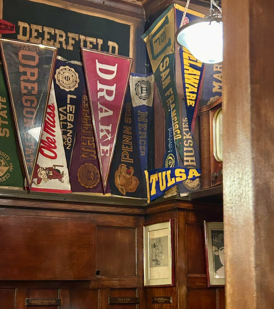 Fun to spot something familiar at Harry’s New York bar in Paris! #ReignCane <a href="/utulsa/">The University of Tulsa</a>