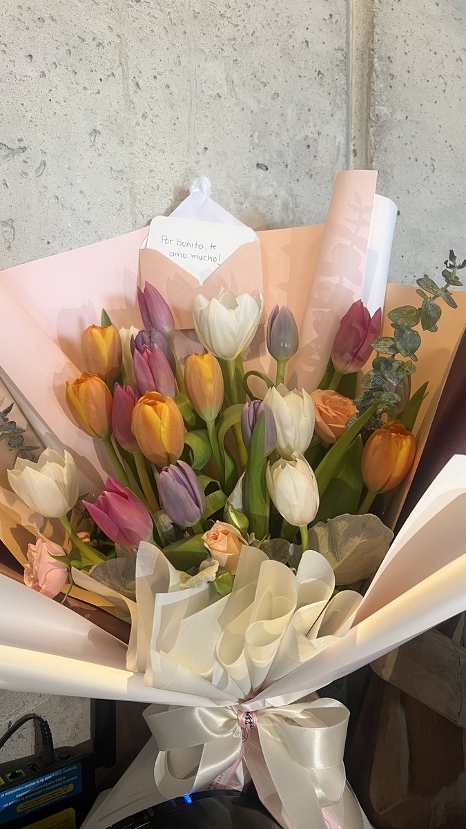 aVidalTor29's tweet photo. Hace unos ayeres me quejaba de que no me dedicaran She’s a lady de Tom Jones y hoy me despiertan con Spanish Girl de Julio Iglesias y un ramo de tulipanes😭💖 https://t.co/0WIGkC0okC