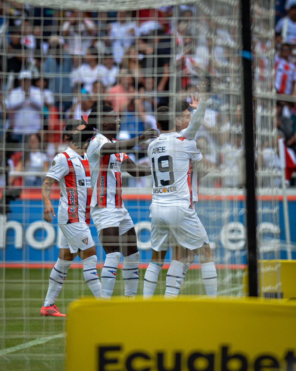 ECUAGOL's tweet photo. FINAL DEL PARTIDO EN CASA BLANCA 🏟️
Liga de Quito vapuleó a Deportivo Cuenca y se metió a la final de LigaPro.
#LDUQ 5-0 #CUEN
#Ecuagol #LigaPro https://t.co/YSoOzQI18Y