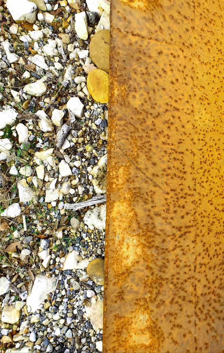 Le temps érode nos vies comme la rouille ronge le fer .. #nature #StreetArt #abstractart #poetry #rock