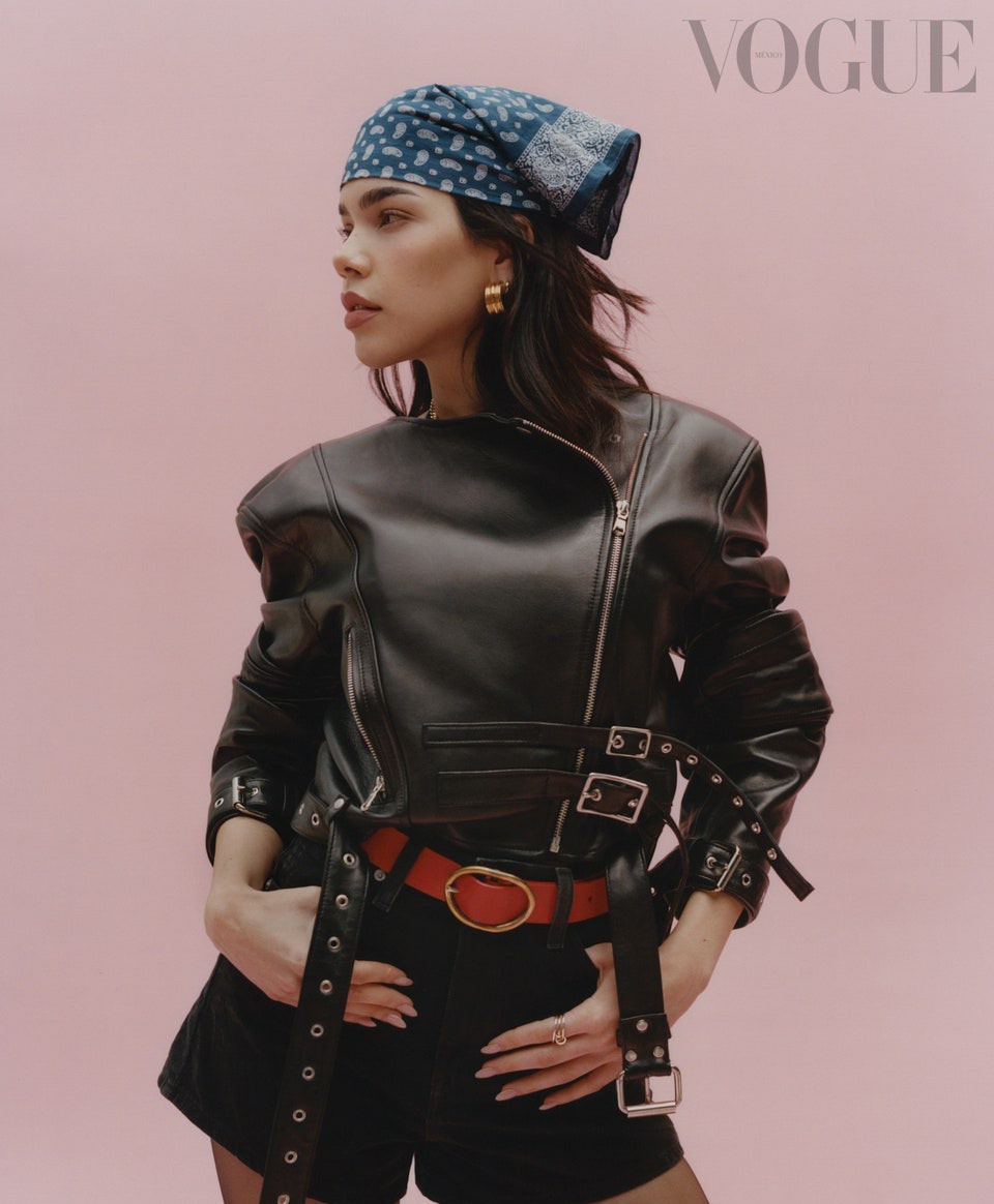 KeniaOsInfo_'s tweet photo. La edición de noviembre de la revista Vogue, con KeniaOS en la portada, fue una de las más vendidas del año. https://t.co/MDvnfAk3Si