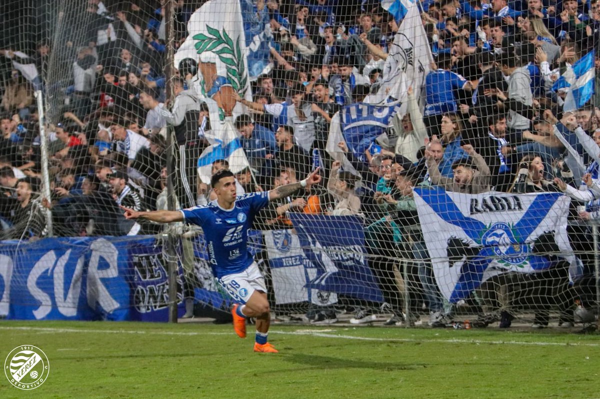 Pocas imágenes como esta te pueden devolver más al fútbol de antes.

Gradas a un metro del césped, afición de pie, abrazos, locura, cero móviles.

Pura Pasión esto de la afición del <a href="/XerezDFC/">XEREZ DEPORTIVO</a> con 4.102 espectadores en la 4ª división.